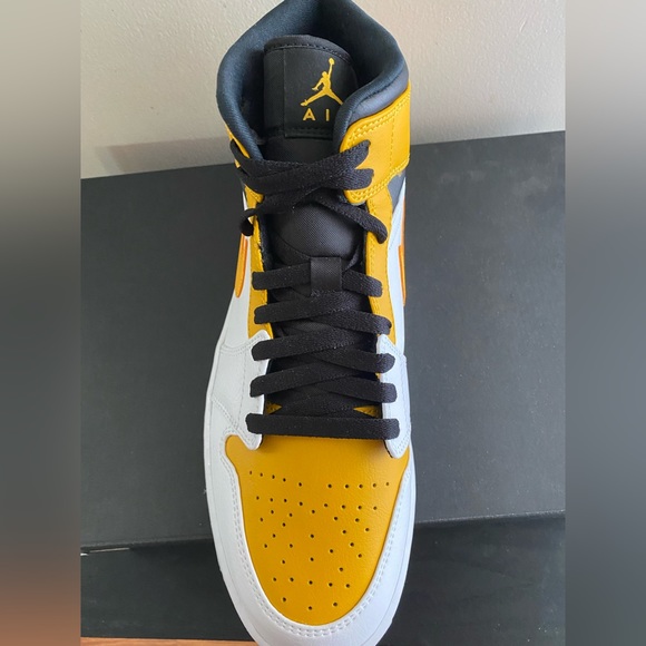 Selling my brand new Air Jordan 1MID. Never worn before. Size 10.5US. - Picture 4 of 10